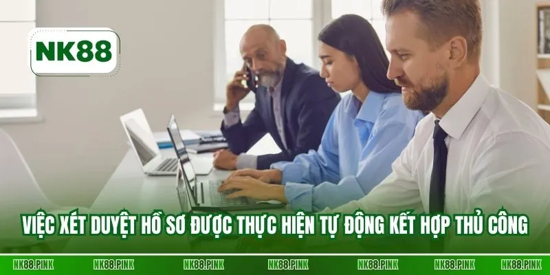 Việc xét duyệt hồ sơ được thực hiện tự động kết hợp thủ công
